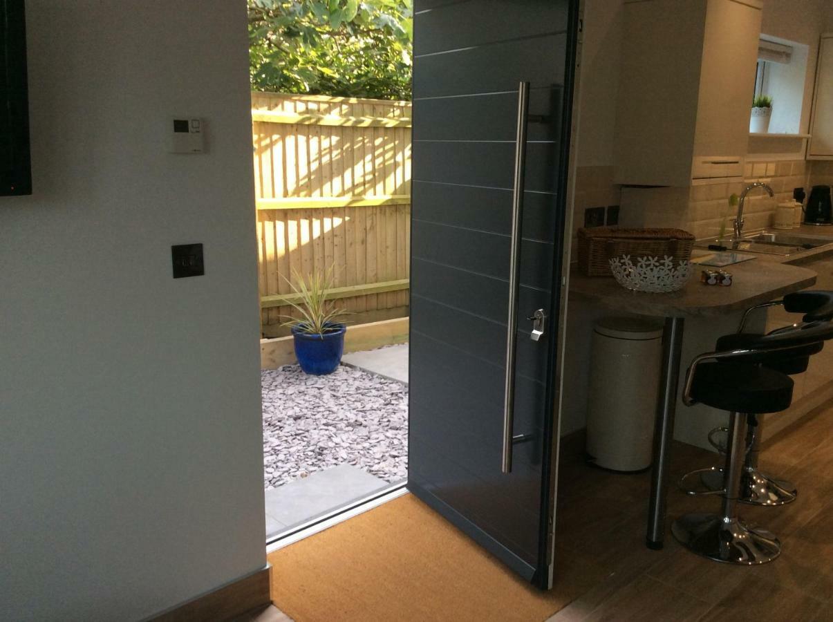 Cliff Top Studio Barton on Sea Exterior photo