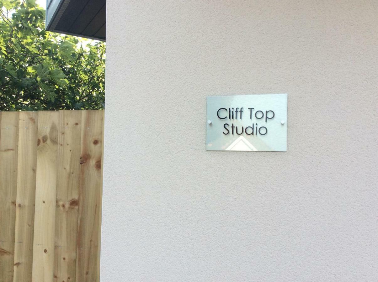 Cliff Top Studio Barton on Sea Exterior photo